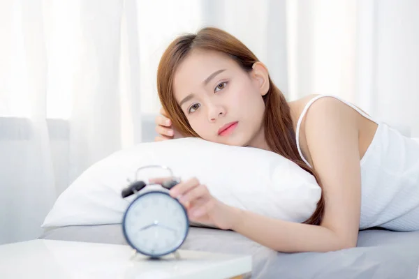 Vacker asiatisk ung kvinna Stäng av väckarklockan på morgonen, WAK — Stockfoto