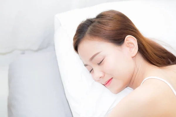 Vacker asiatisk ung kvinna sover liggande i sängen med huvudet på p — Stockfoto