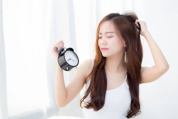 Wanita muda Asia yang cantik bangun di pagi hari mengganggu alarm clo — Stok Foto