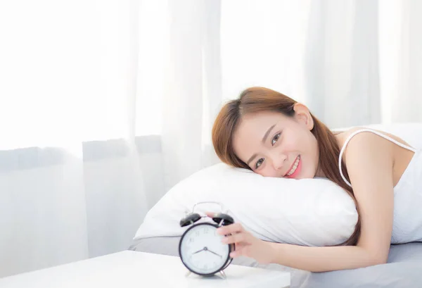 Vacker asiatisk ung kvinna Stäng av väckarklockan på morgonen, WAK — Stockfoto
