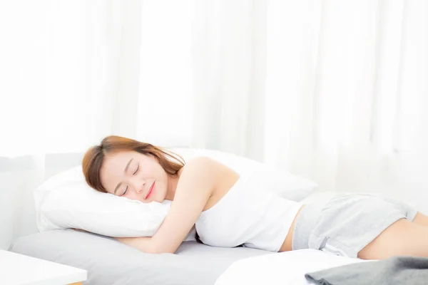 Piękny Asian młody kobieta Sleeping leżący w łóżko z głowa na p — Zdjęcie stockowe