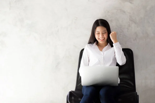 Mooie Aziatische jonge vrouw opgewonden en blij van succes met schoot — Stockfoto