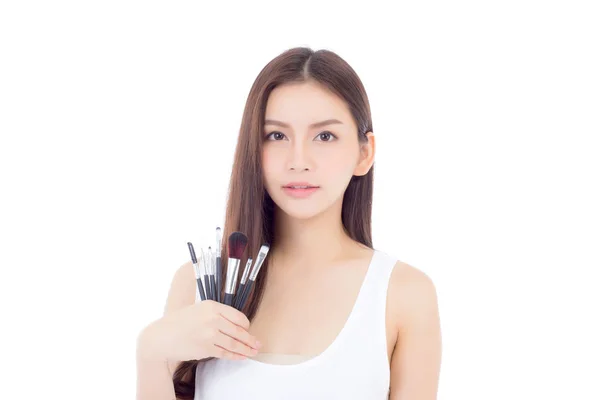 Beauté asiatique femme application maquillage avec brosse sur main isolé — Photo
