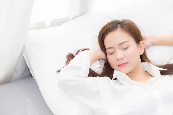 Belle asiatique jeune femme dormir couché dans lit avec tête sur p — Photo