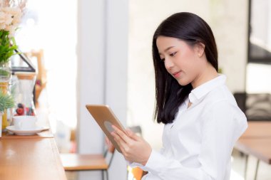 Güzel asya genç iş kadını tablet tutan, kadın lookin