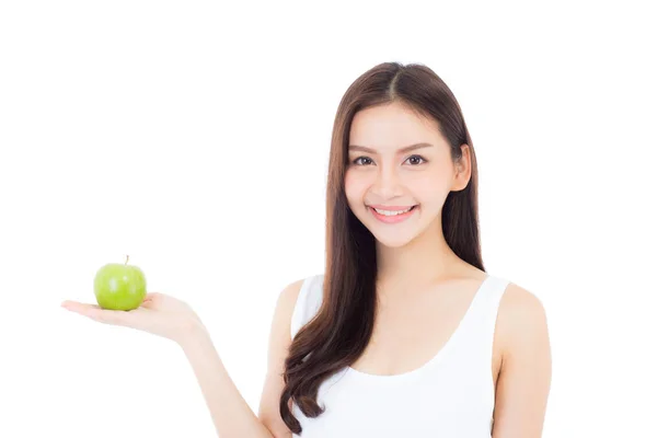 Krásná mladá asijská žena se usmívá a drží zelené jablečné plody — Stock fotografie