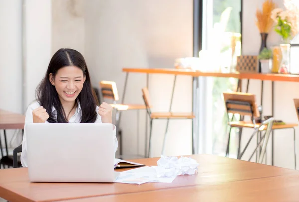 Bella asiatica giovane donna che lavora online sul computer portatile seduto a — Foto Stock