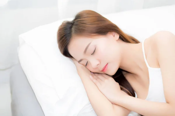 Wanita muda Asia yang cantik tidur berbaring di tempat tidur dengan kepala di atas p — Stok Foto