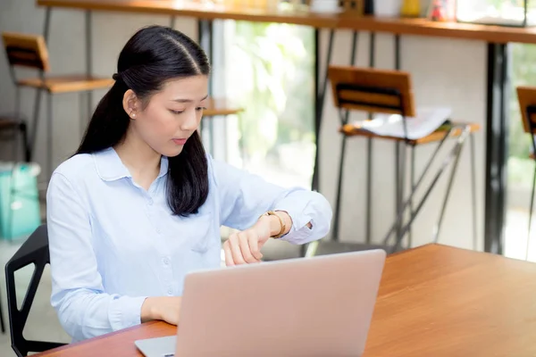 Mooie jonge Aziatische vrouw werken op laptop in café op zoek — Stockfoto