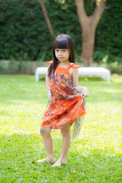 Grに立って笑顔の美しい肖像画小さな女の子アジア — ストック写真