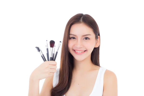 Schoonheid Aziatische vrouw het aanbrengen van make-up met borstel op hand geïsoleerd — Stockfoto