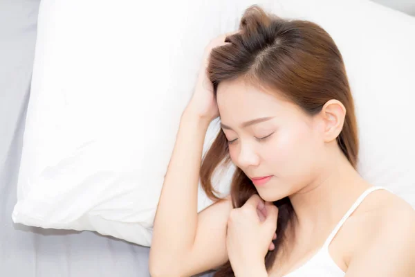 Belle asiatique jeune femme dormir couché dans lit avec tête sur p — Photo