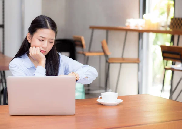 Mooie jonge Aziatische vrouw werken op laptop in café op zoek — Stockfoto
