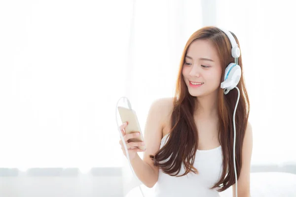 Beautiful asian young woman enjoy listen music with headphone an — Stock Photo, Image