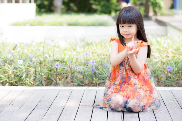 美丽的肖像小女孩亚洲一个微笑站在gr — 图库照片
