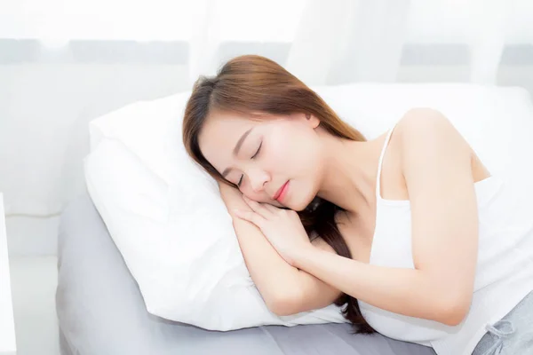 Όμορφη Ασιατική νεαρή γυναίκα κοιμάται ξαπλωμένη στο κρεβάτι με το κεφάλι σε p — Φωτογραφία Αρχείου