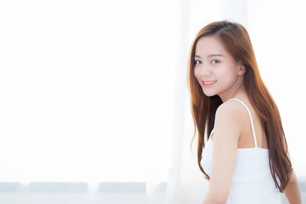 Schöne asiatische junge Frau lächelt mit Glück Freizeit sitti — Stockfoto