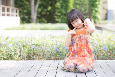 Güzel portre küçük kız asya bir gülümseyen gr ayakta