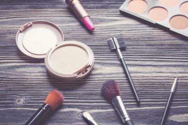 Üst görünüm ahşap masa backgro kozmetik makyaj koleksiyonu