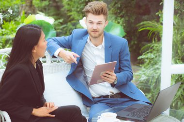 Modern o çalışan dijital tablet bilgisayar kullanan işadamları