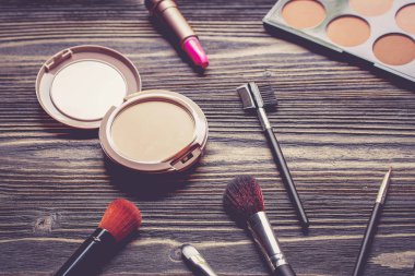 Üst görünüm ahşap masa backgro kozmetik makyaj koleksiyonu