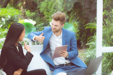 Modern o çalışan dijital tablet bilgisayar kullanan işadamları