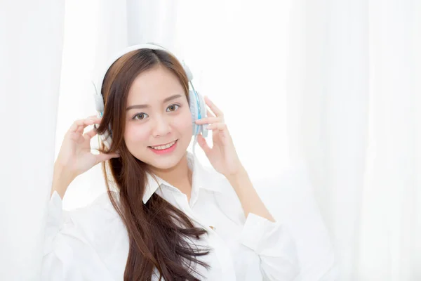 Bela ásia jovem mulher desfrutar ouvir música com fone de ouvido wh — Fotografia de Stock
