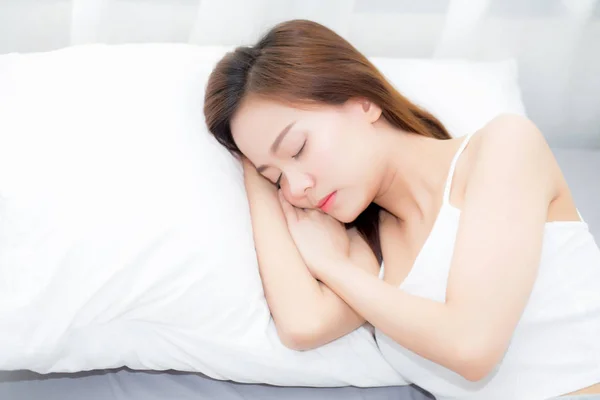 Bela ásia jovem mulher dormir deitado no cama com cabeça no p — Fotografia de Stock