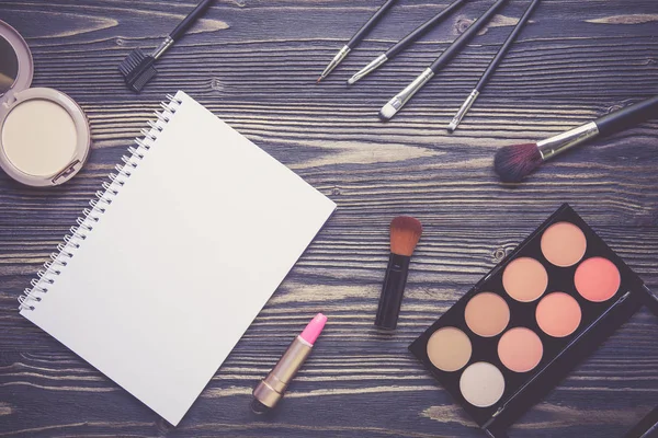 Top Bekijk een verzameling cosmetische make-up en notebook op houten — Stockfoto