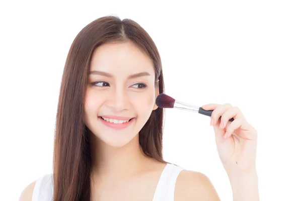 Beauté asiatique femme application maquillage avec brosse de joue isolé — Photo