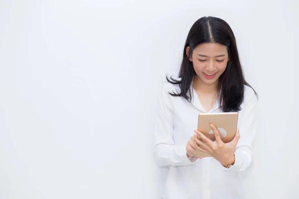 Schöne Porträt junge asiatische Frau mit Tablet-Computer cemen — Stockfoto