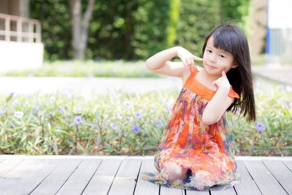 Hermoso retrato niña asiática de un sonriente de pie en gr — Foto de Stock