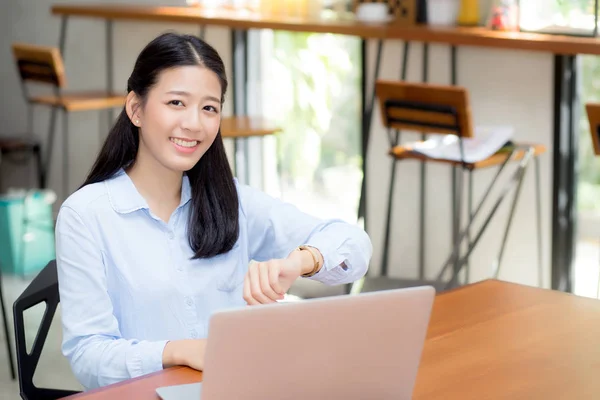 Mooie jonge Aziatische vrouw werken op laptop in café op zoek — Stockfoto