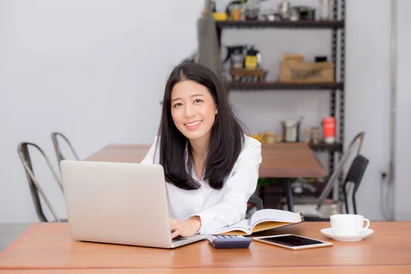 Mooie Aziatische jonge vrouw online werken op laptop zittend op — Stockfoto