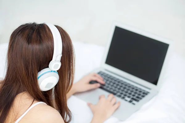 Bella asiatica giovane donna rilassarsi ascoltando musica con headph — Foto Stock