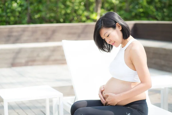 Retrato de hermosa embarazada mujer joven asiática relajarse en el pa —  Fotos de Stock