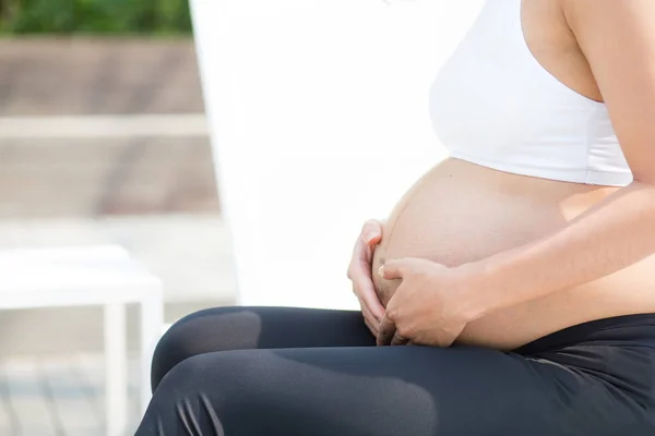 Primer plano de hermosa embarazada mujer joven asiática relajarse en el par —  Fotos de Stock