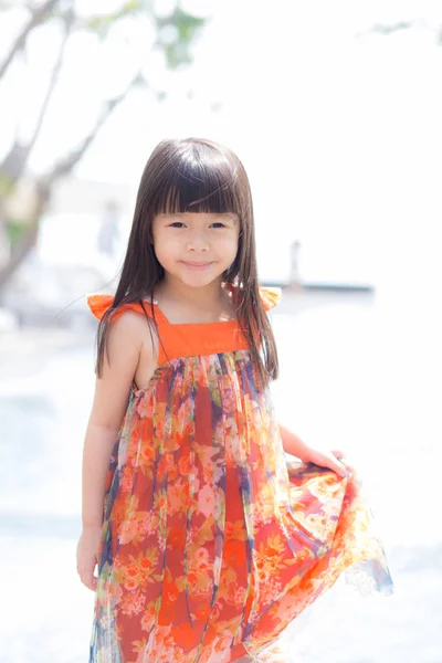 Όμορφο πορτρέτο μικρό κορίτσι ασιατικό του ένα χαμόγελο στέκεται σε gr — Φωτογραφία Αρχείου