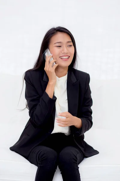 Bela jovem ásia mulher falando telefone e sorriso no livin — Fotografia de Stock