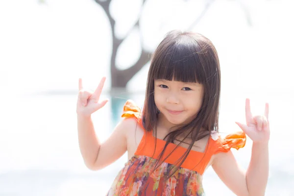 Όμορφο πορτρέτο μικρό κορίτσι ασιατικό του ένα χαμόγελο στέκεται στο SW — Φωτογραφία Αρχείου
