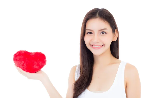 Portrait de belle asiatique jeune femme tenant rouge forme de coeur — Photo