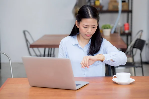 Mooie jonge Aziatische vrouw werken op laptop in café op zoek — Stockfoto