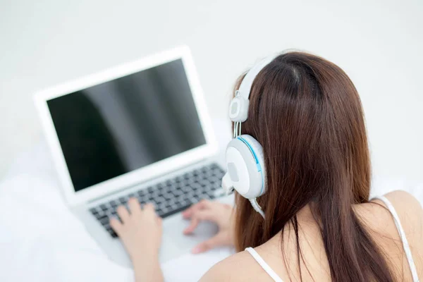 Bella asiatica giovane donna rilassarsi ascoltando musica con headph — Foto Stock