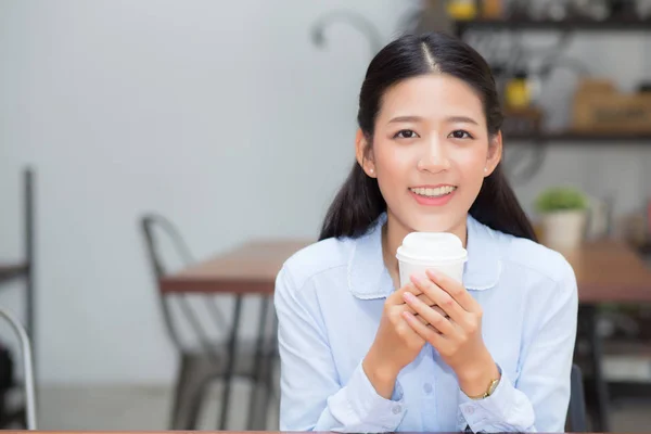 コーヒーを飲んで、モールで笑顔を飲む美しい若いアジアの女性 — ストック写真