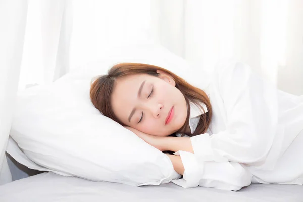 Wanita muda Asia yang cantik tidur berbaring di tempat tidur dengan akal di kamar tidur — Stok Foto