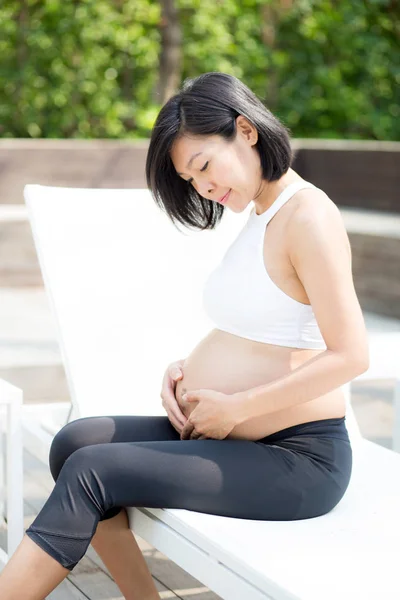 Retrato de hermosa embarazada mujer joven asiática relajarse en el pa —  Fotos de Stock