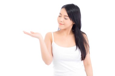 Asya güzel genç kadın sağlıklı temiz cilt pres ile gösteren