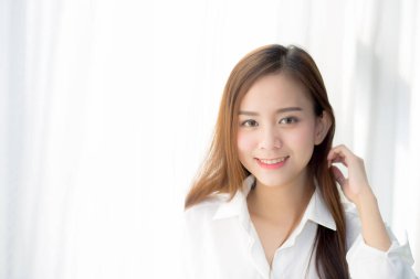 Pencerede duran güzel genç Asyalı kadının portresi ve 