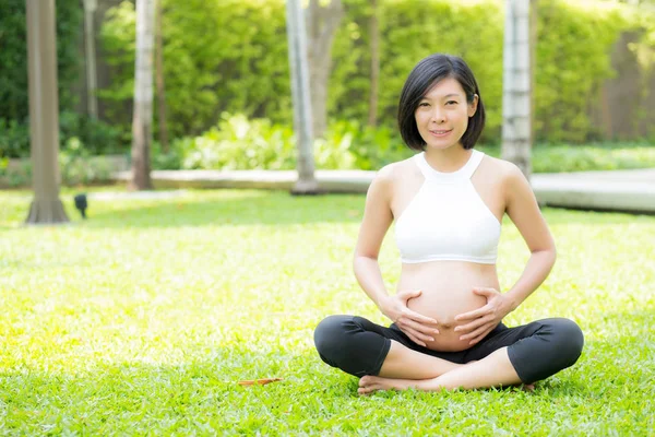 Hermosa embarazada asiático joven mujer relajarse en el parque, chica ingenio —  Fotos de Stock