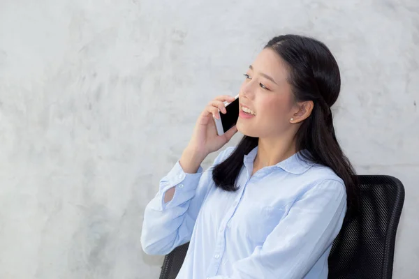 Bonita jovem mulher asiática falando telefone celular inteligente e sorriso — Fotografia de Stock